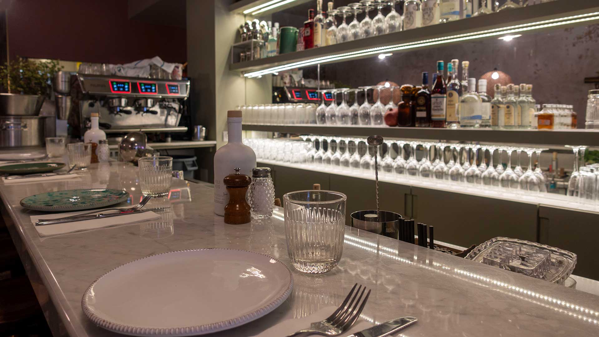 Comptoir de bar en marbre blanc