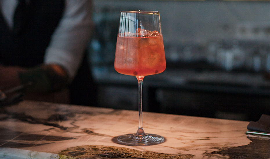 Verre à cocktail posé sur un comptoir en marbre