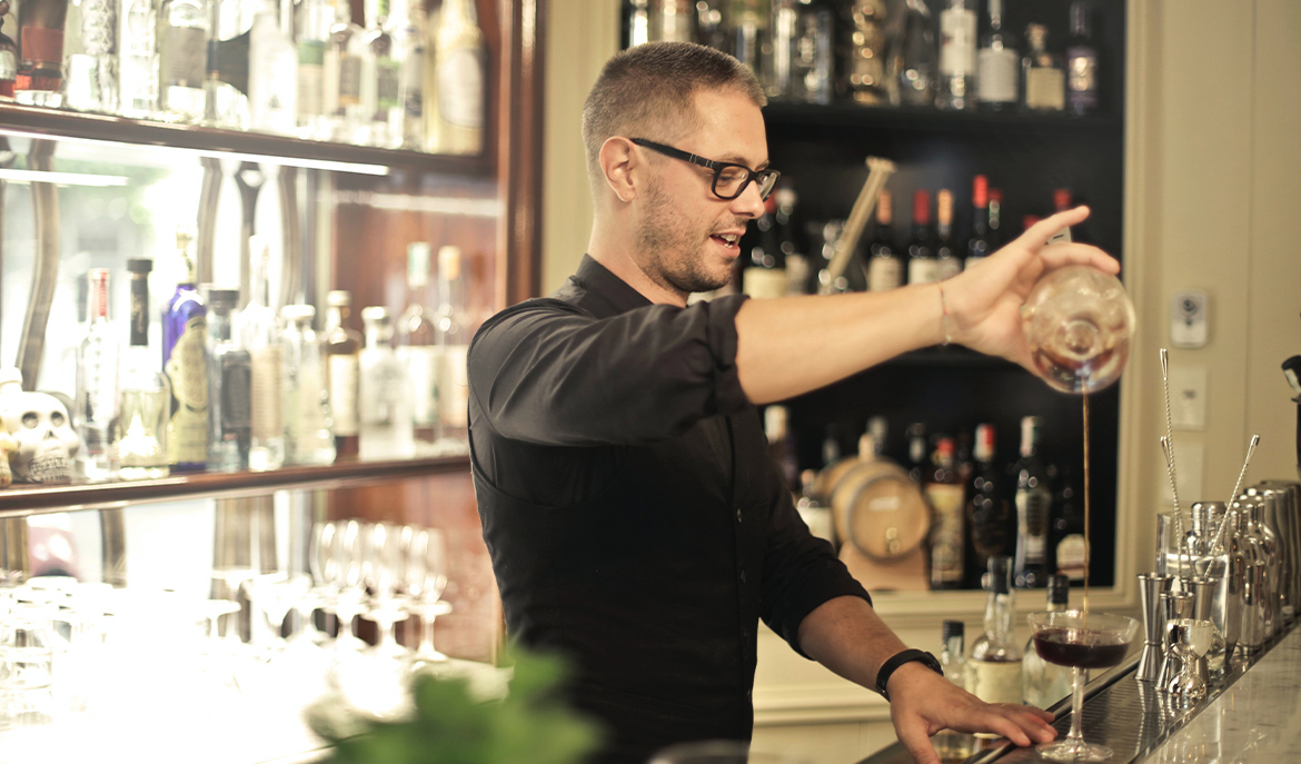 Barman en train de réaliser un cocktail