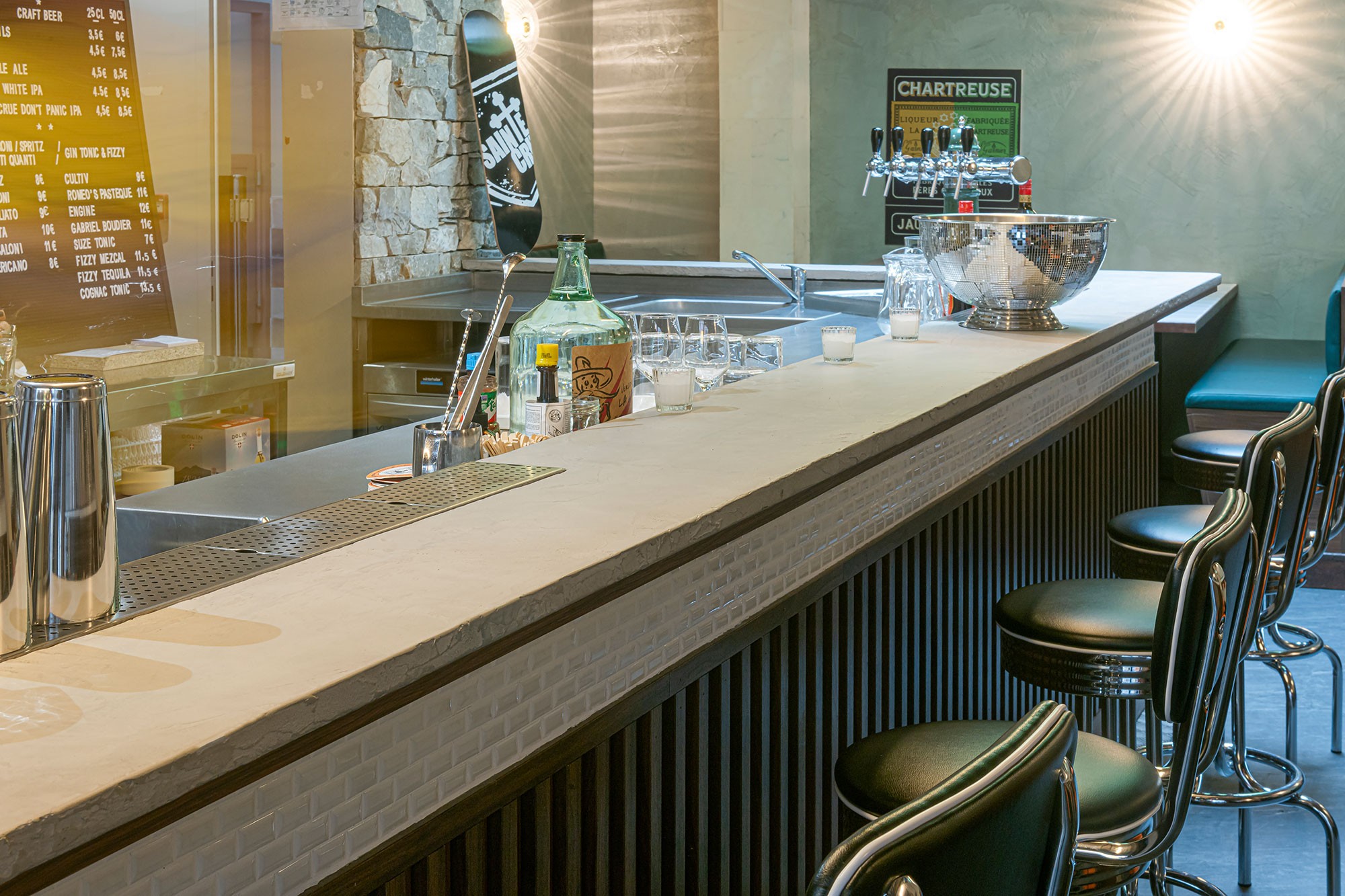 agencement de bar avec comptoir
